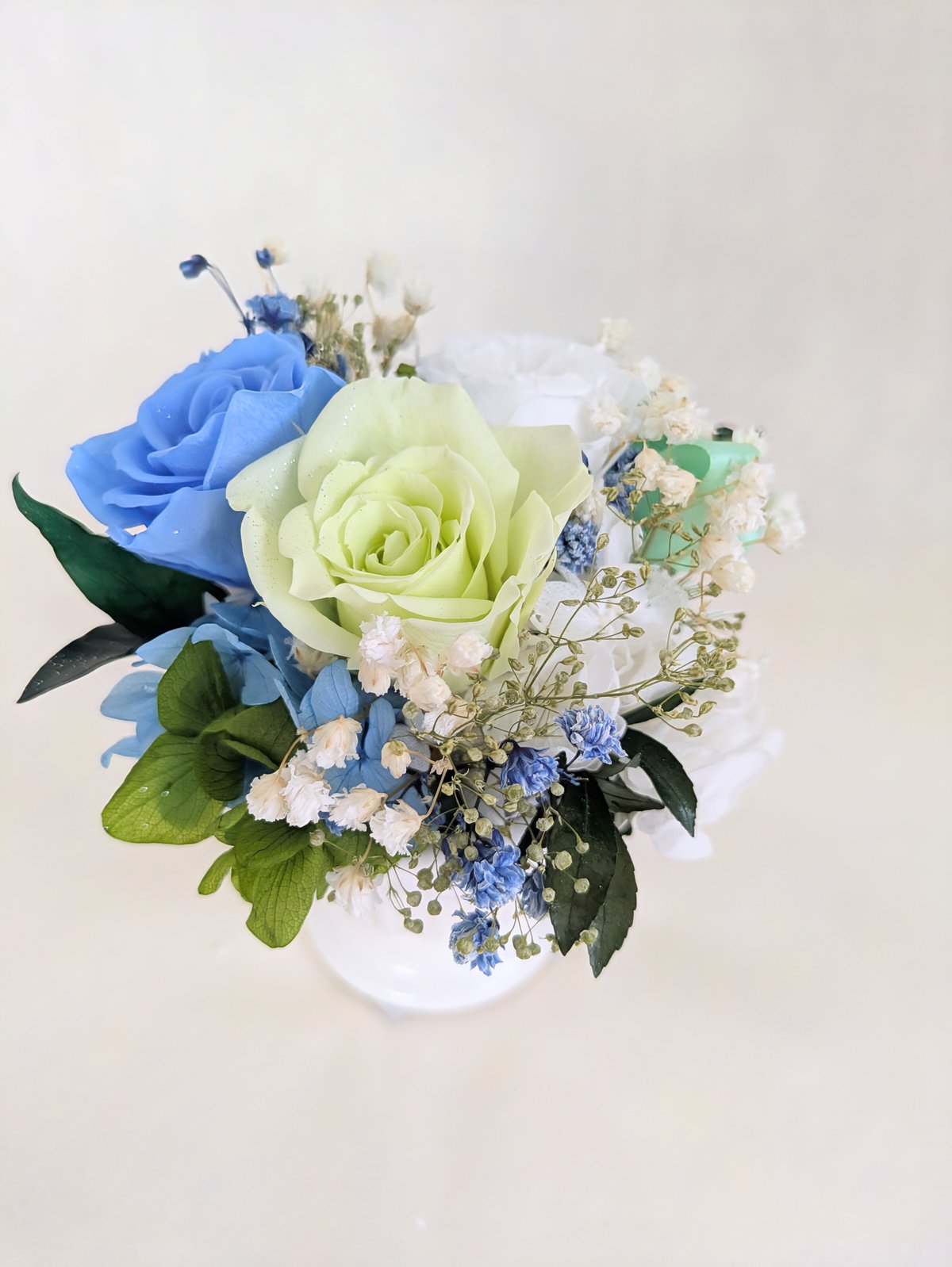 プリザーブドフラワー／3色の薔薇と小花の白い陶器のミニアレンジ