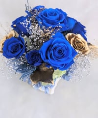 青い薔薇とゴールドローズアレンジ/プリザーブドフラワー夜空の輝き（フラワーケースリボンラッピング付き）