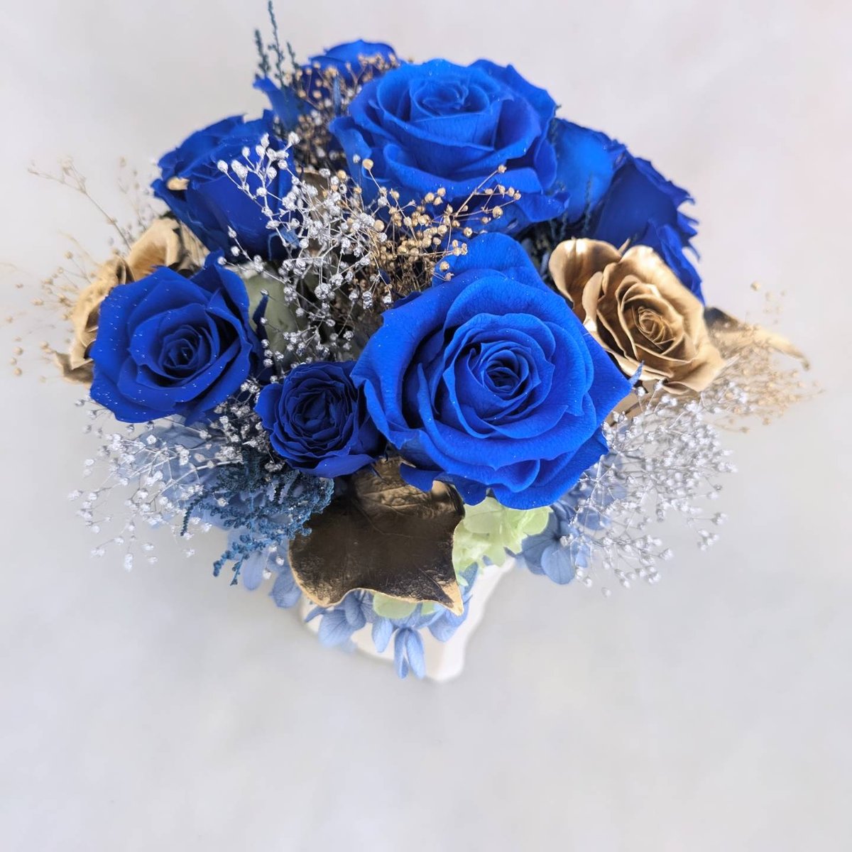 青い薔薇とゴールドローズアレンジ/プリザーブドフラワー夜空の輝き