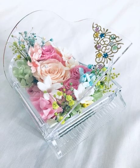 【プリザーブドフラワー／グランドピアノシリーズ】透明のグランドピアノに魔法のように咲いた薔薇と小花の優しいメロディー【リボンラッピング付き 】