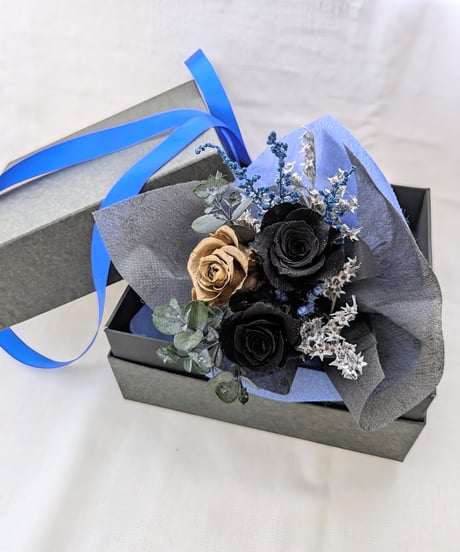 プリザーブドフラワー黒薔薇の魔法発動中シリーズ／ミニ黒薔薇とゴールドローズの魔法の花束BOX／黒執事からの贈り物