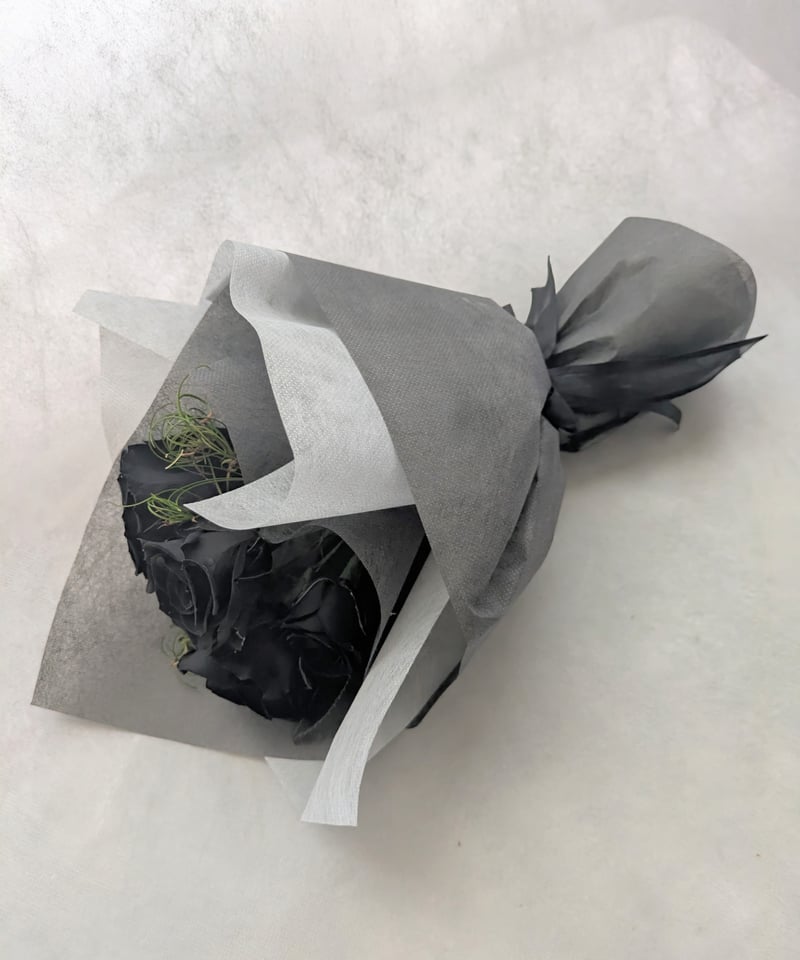 プリザーブドフラワー黒薔薇花束5輪／黒薔薇魔法発動中 | 世都華