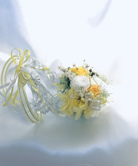【プリザーブドフラワー／ガラスの靴ミニシリーズ】白と黄色の薔薇に小花をそえたフラワーシューズ