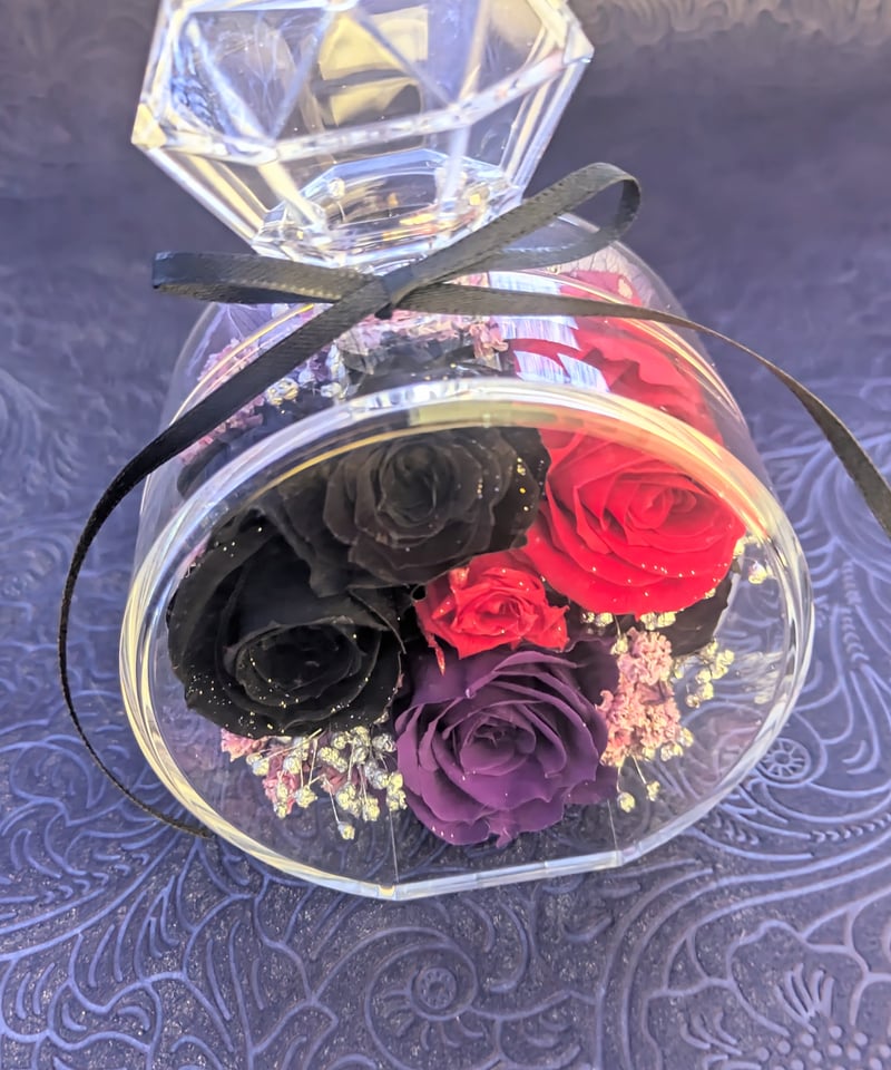 黒薔薇のプリザーブドフラワーアレンジメント ケース付き