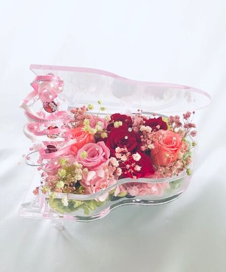 【プリザーブドフラワー／グランドピアノシリーズ】赤い薔薇の情熱を讃えて、透明のピアノが奏でる美しい旋律