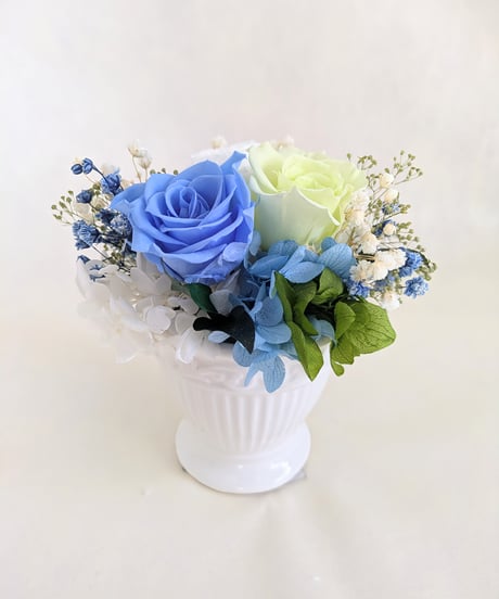 プリザーブドフラワー／3色の薔薇と小花の白い陶器のミニアレンジ【フラワーケースリボンラッピング付き】
