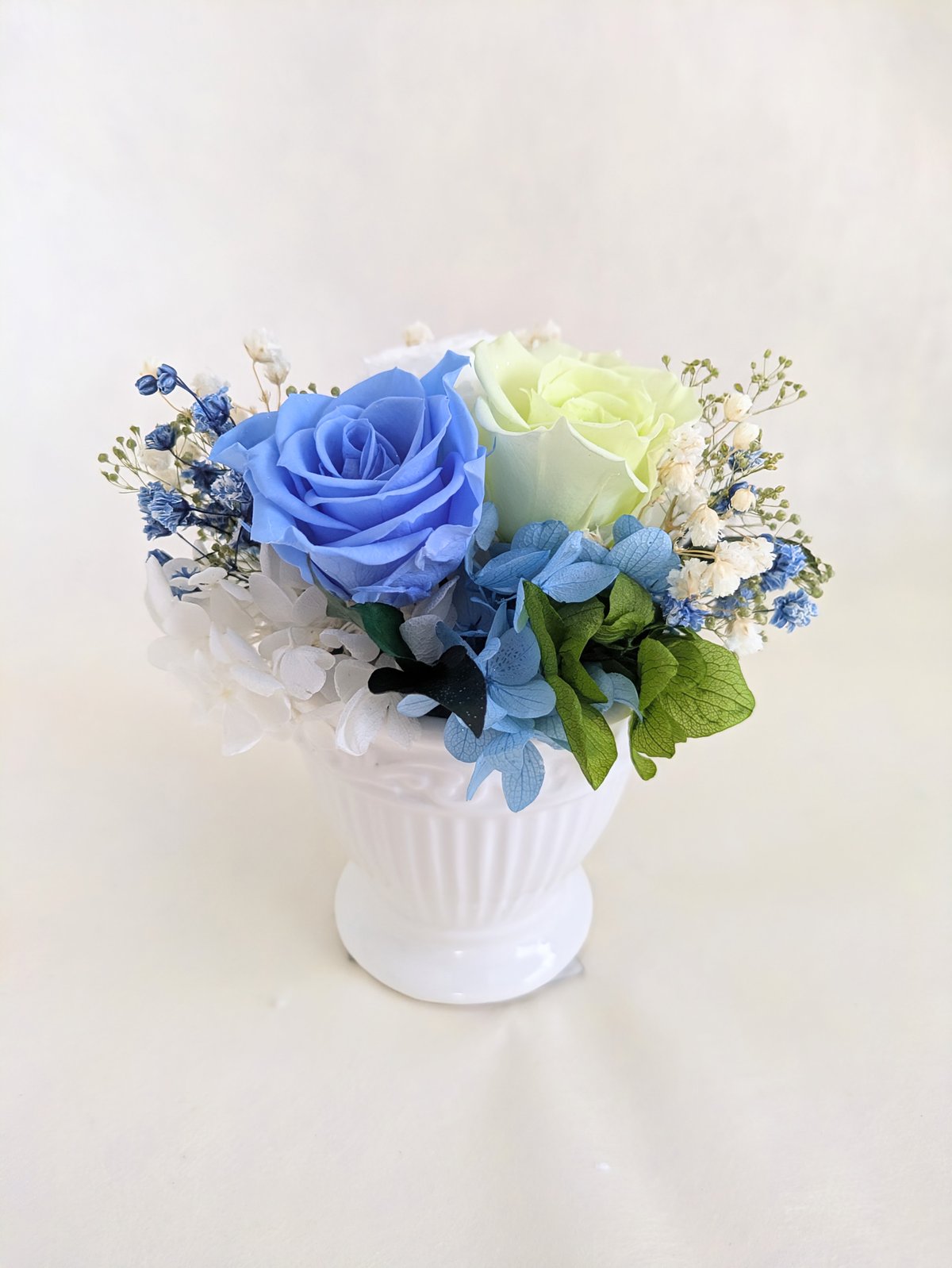プリザーブドフラワー／3色の薔薇と小花の白い陶器のミニアレンジ