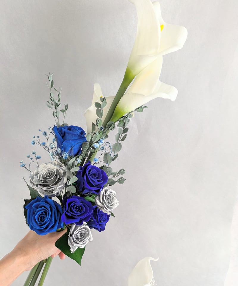 プリザーブドフラワーカラーと青い薔薇のクラッチブーケ(カラーのみ