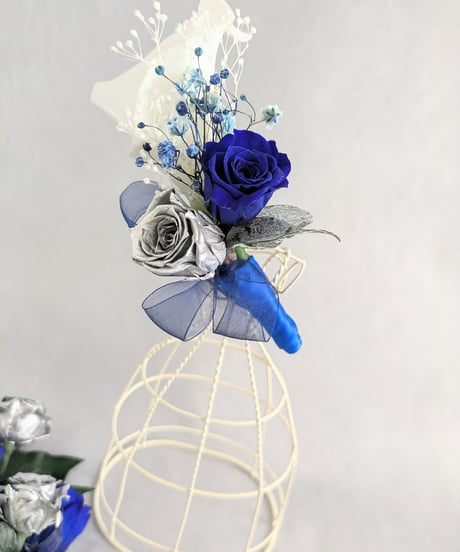 プリザーブドフラワー青い薔薇とシルバーローズ、カラーのブートニア／コサージュ（カラーのみ造花）