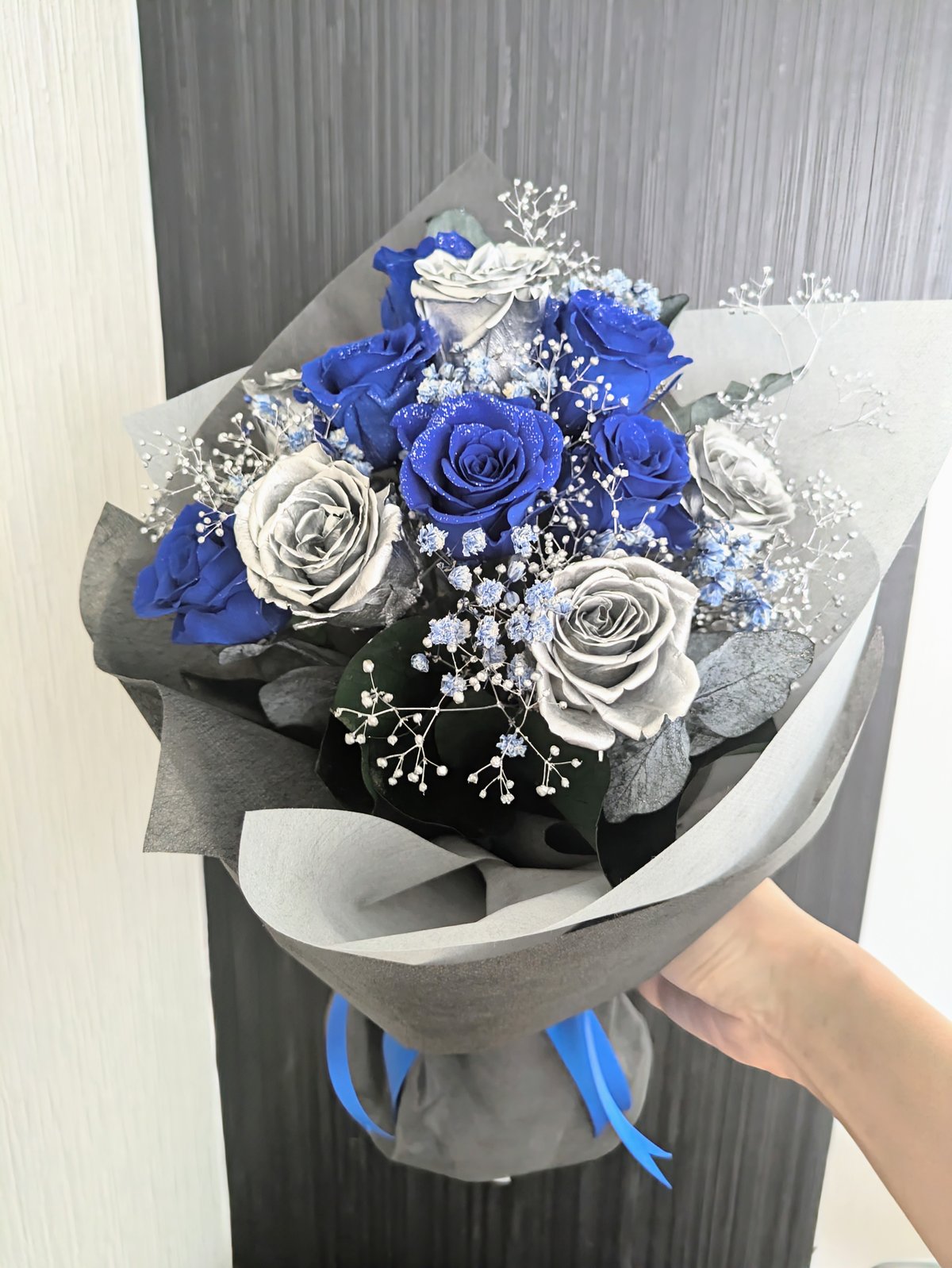 プリザーブドフラワー／青い薔薇とシルバーローズ11輪の花束