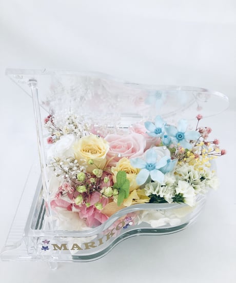 【プリザーブドフラワー／グランドピアノシリーズ】淡い色した花たちのピュアな輝きに四ツ葉のクローバーをそえて【フラワーケース付き】
