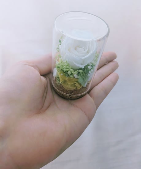 プリザーブドフラワー／　白いミニ薔薇と小花のミニガラスボトルギフト