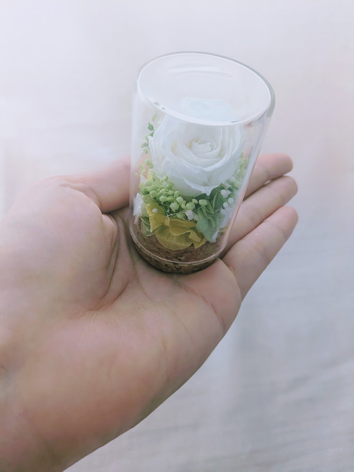 プリザーブドフラワー／ 白いミニ薔薇と小花のミニガラスボトルギフト
