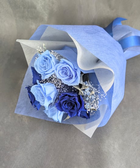 プリザーブドフラワー青い薔薇と水色の薔薇11本とかすみ草の花束／奇跡．神の祝福．夢かなう