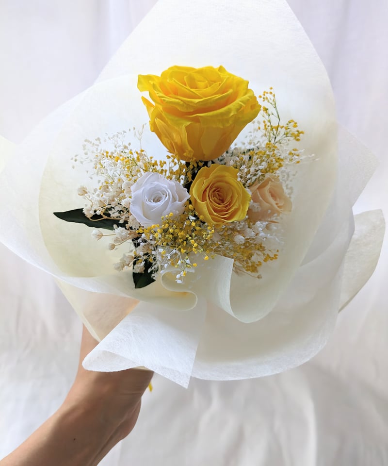 プリザーブドフラワー/大輪の黄色の薔薇とミニ薔薇とかすみ草の プリザーブドフラワー/大輪の黄色の薔薇とミニ薔薇とかすみ草の