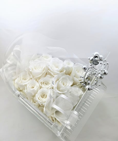 【プリザーブドフラワー／グランドピアノシリーズ】清楚な白い薔薇に純粋な想いを込めて