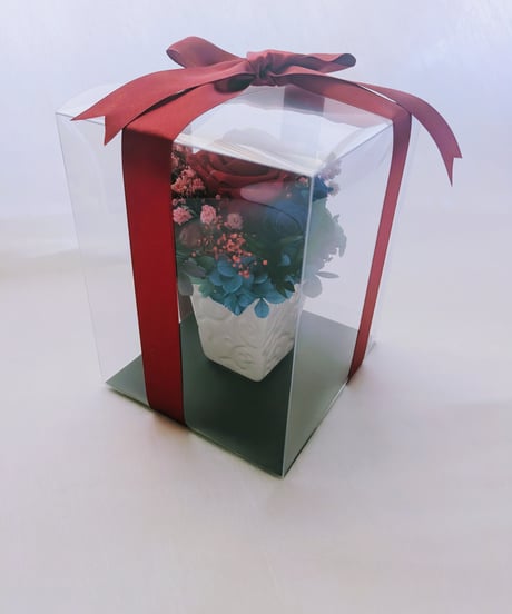 プリザーブドフラワー／大輪の赤い薔薇と青い薔薇の白い花器アレンジ／フラワーケースリボンラッピング付き