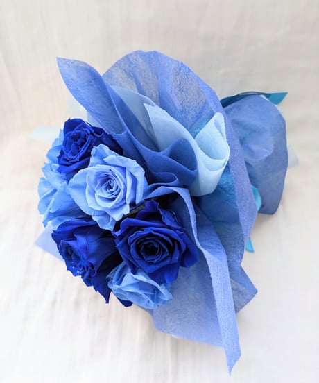 青とブルーの2色の薔薇13輪の花束薔薇のみ／プリザーブドフラワー（花束の高さをおさえたコンパクトサイズ）