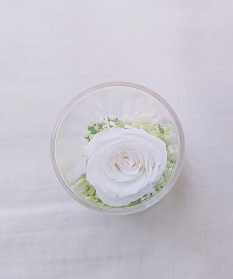 プリザーブドフラワー／　白いミニ薔薇と小花のミニガラスボトルギフト