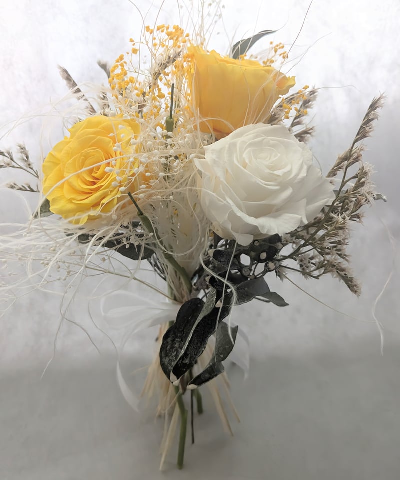 プリザーブドフラワー／大輪イエローホワイトローズと小花の花束柔らか