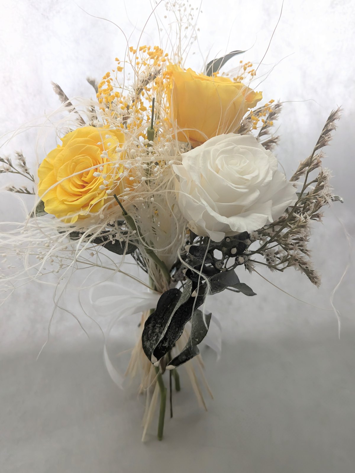 ホワイトバラのプリザーブドブーケ プリザーブドフラワー／大輪イエローホワイトローズと小花の花束柔らか