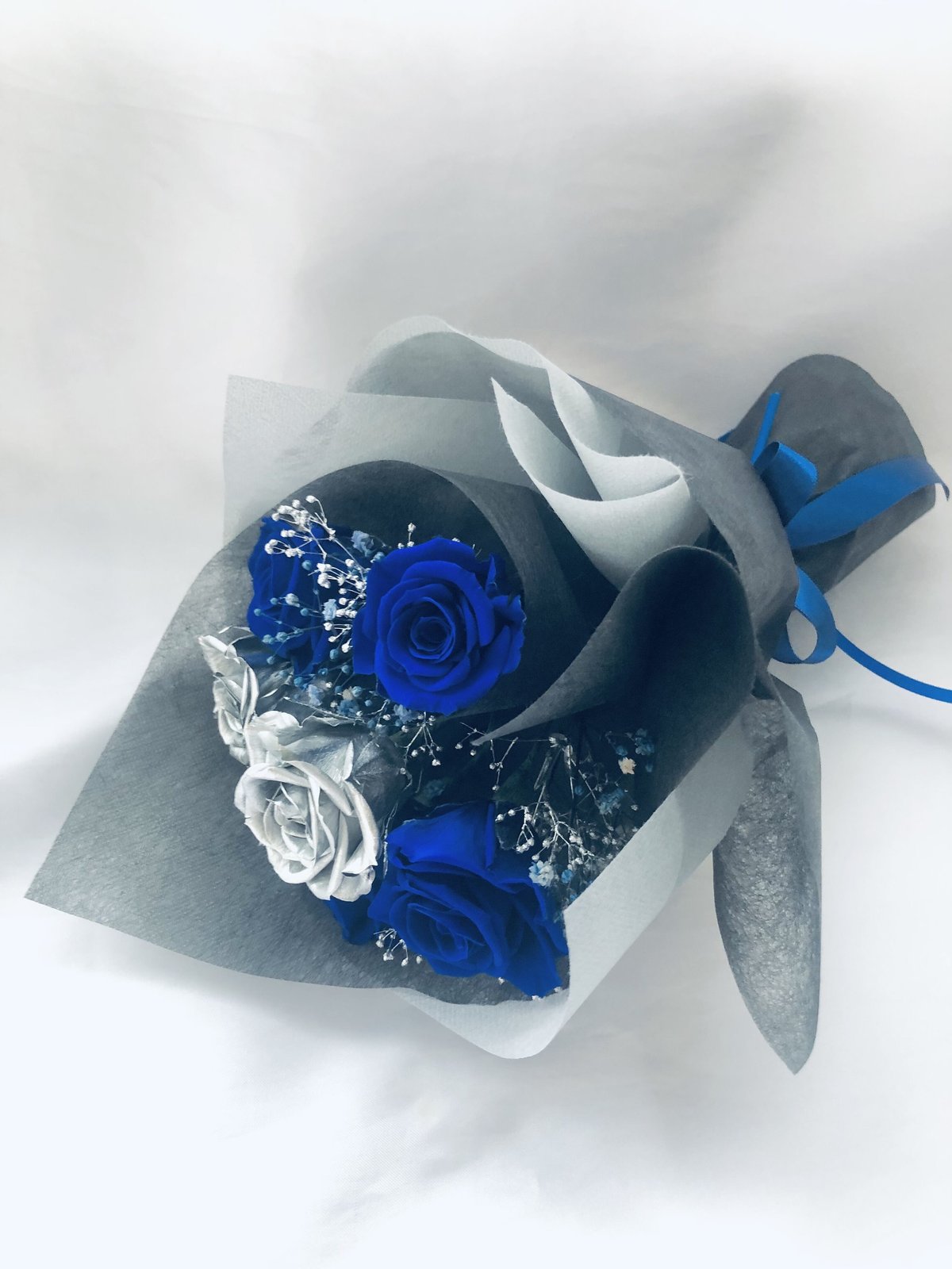 プリザーブドフラワー青とシルバーローズの6輪 花束（花束ラッピング