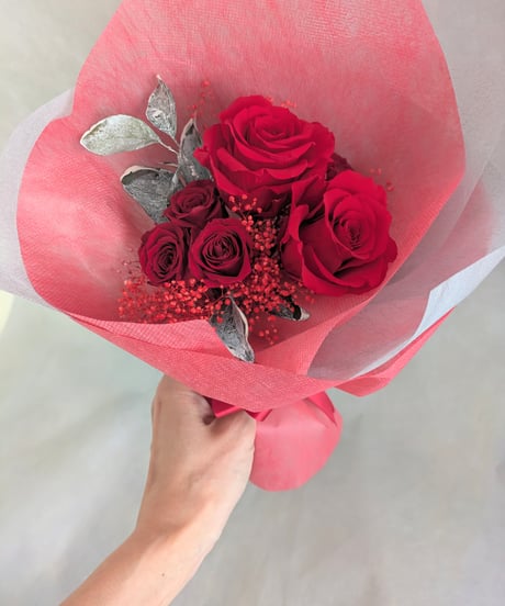 プリザーブドフラワー赤薔薇とミニ薔薇とかすみ草のふんわり花束8本タイプ（花束ラッピング）