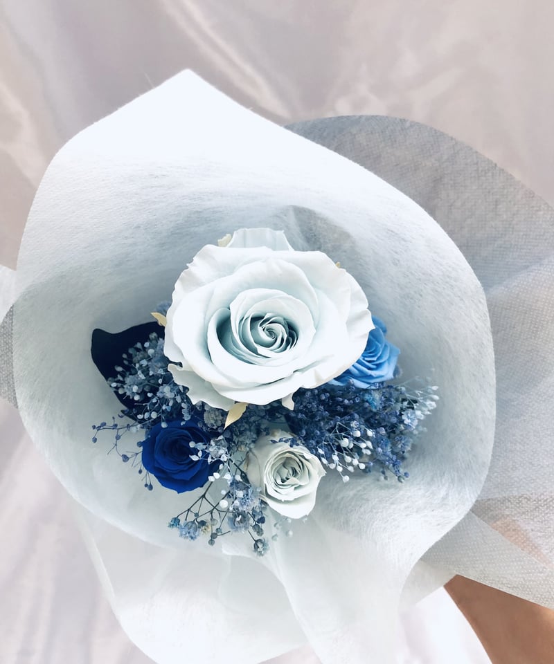 ベビーブルーローズとミニ薔薇とかすみ草のふんわり花束（プリザーブド