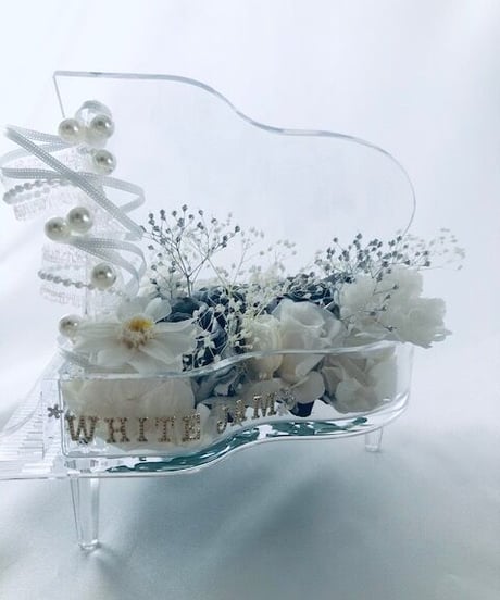 【プリザーブドフラワー／グランドピアノシリーズ】シルバーローズの輝きと白い花たちの美しくピュアな音色