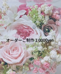 プリザーブドフラワー／ドームの中に咲く青とピンクの薔薇と小花の