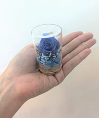 プリザーブドフラワー／青いミニ薔薇と小花のミニガラスボトル