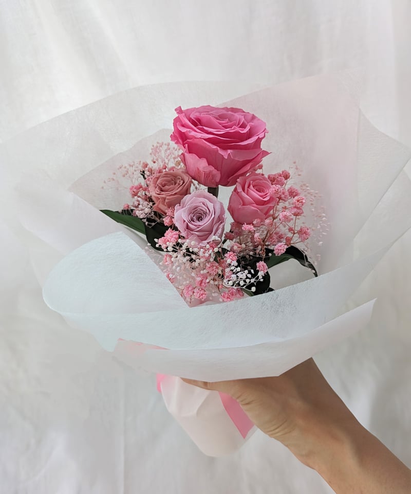 プリザーブドフラワー／大輪のピンクの薔薇とミニ薔薇とかすみ草