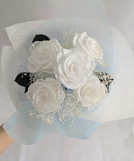 【プリザーブドフラワー大輪の白薔薇5輪とかすみ草の花束】純白の薔薇記念日・ウエディング
