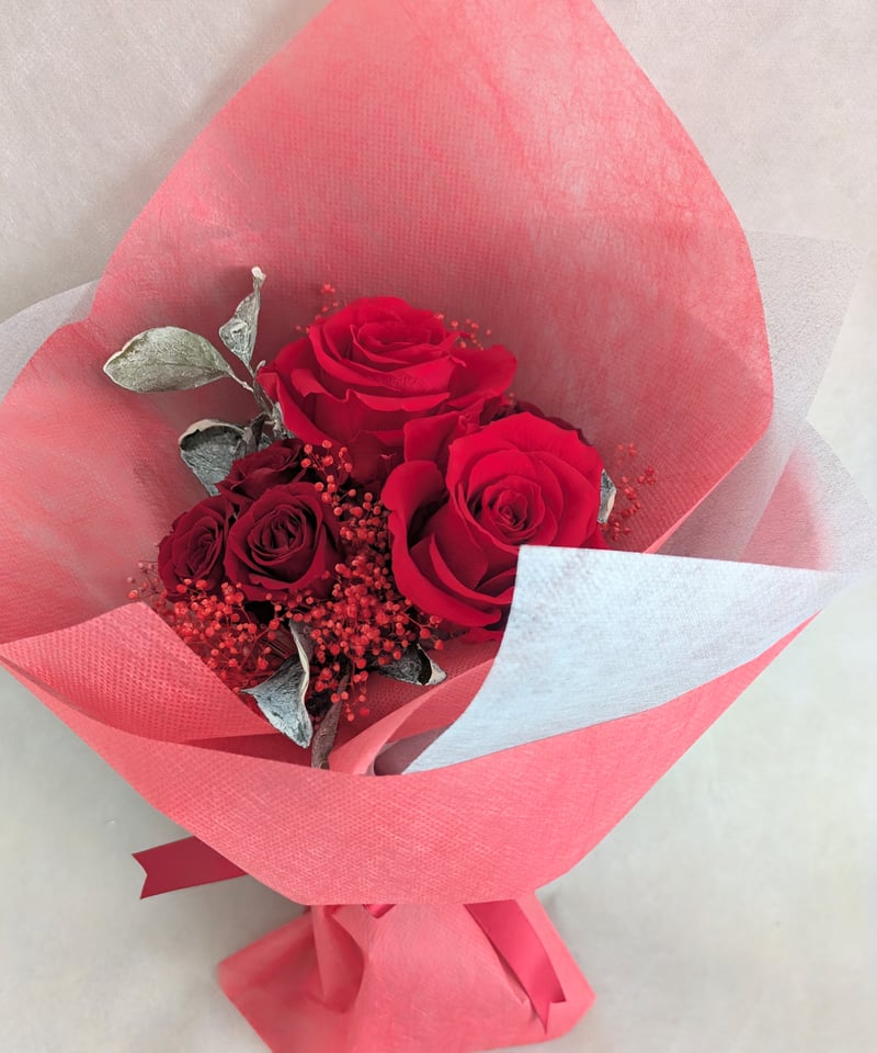 赤いバラと白いかすみ草のブーケ　プリザーブドフラワー プリザーブドフラワー赤薔薇とミニ薔薇とかすみ草のふんわり花束8本