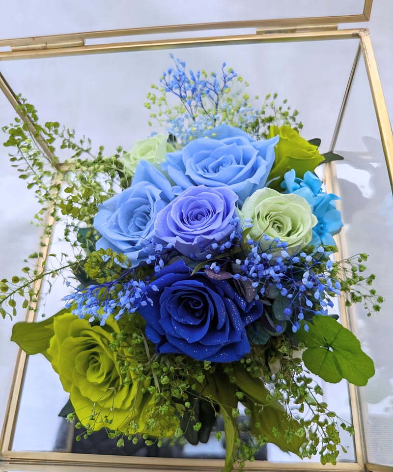 透明な宝石箱には緑とブルーローズの癒しの世界／プリザーブドフラワー