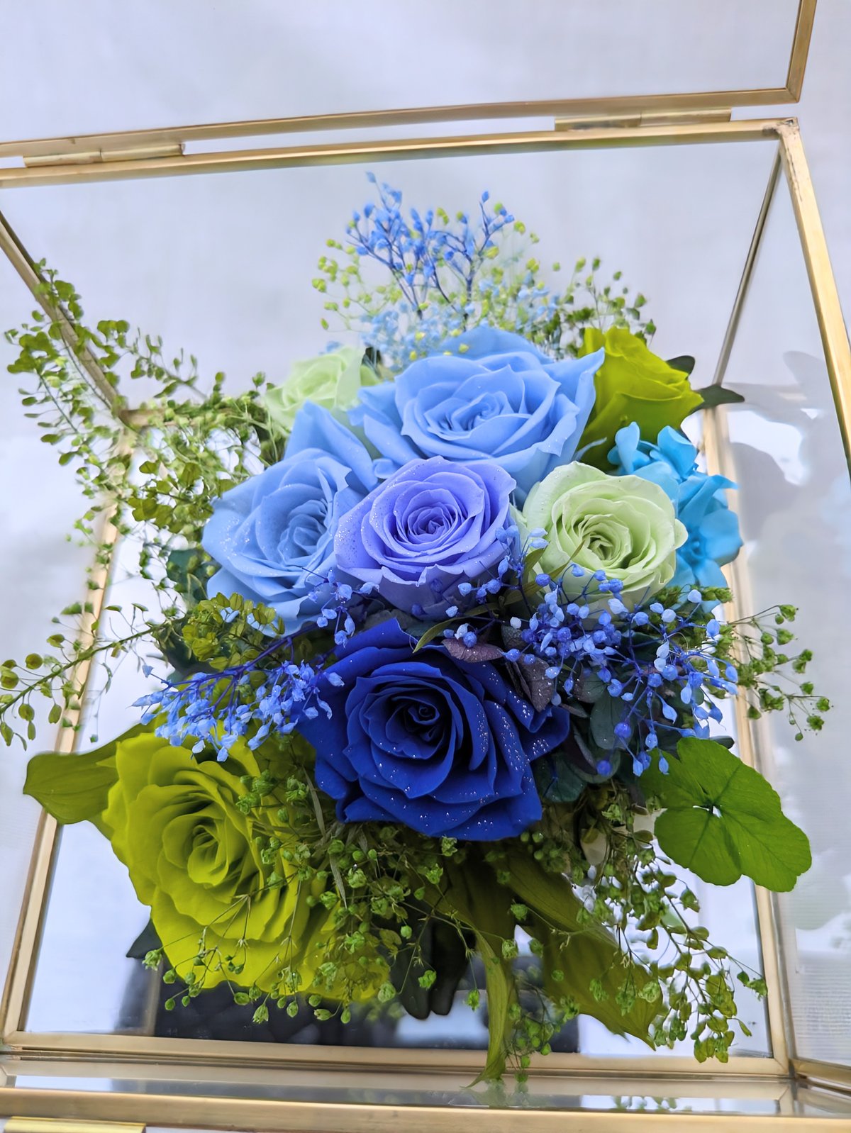 透明な宝石箱には緑とブルーローズの癒しの世界／プリザーブドフラワー