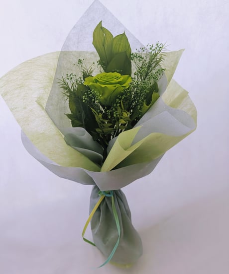プリザーブドフラワー大輪の緑の薔薇とグリーンの緑づくしの花束（花束ラッピング）