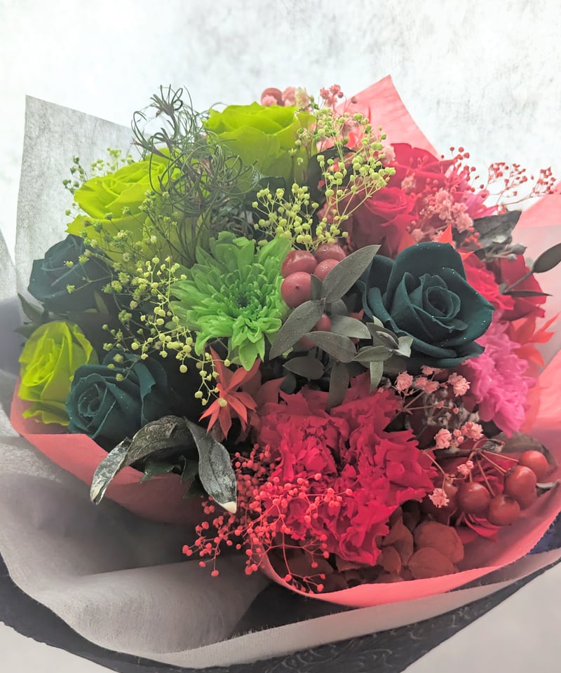 プリザーブドフラワー赤とグリーンローズと小花の花束／情熱とやすらぎ