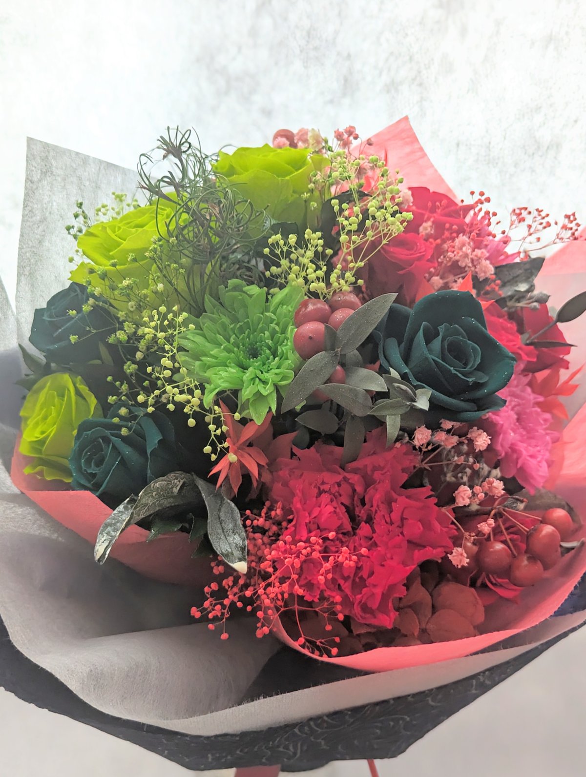 プリザーブドフラワー赤とグリーンローズと小花の花束／情熱と