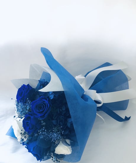 プリザーブドフラワー青と白の11 輪の薔薇にかすみ草とリボンをふんわり束ねた花束（花束ラッピングお届け）