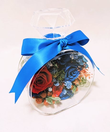 プリザーブドフラワー／青と赤の薔薇が混ざり合う魔法の香水瓶アレンジ 青リボン
