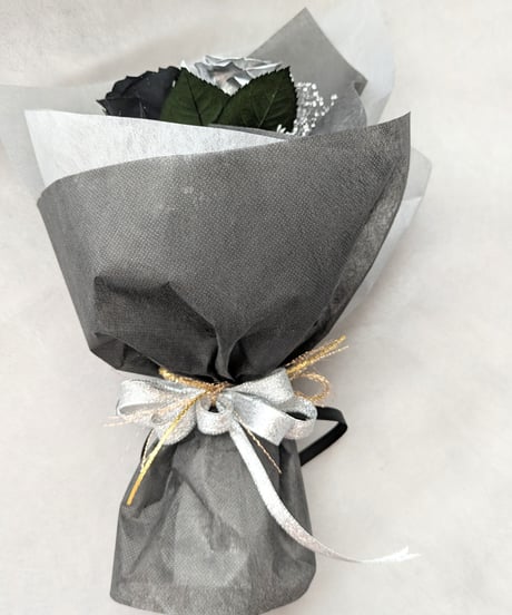 プリザーブドフラワー黒薔薇とシルバーローズの花束ギフト／黒薔薇の魔法発動中
