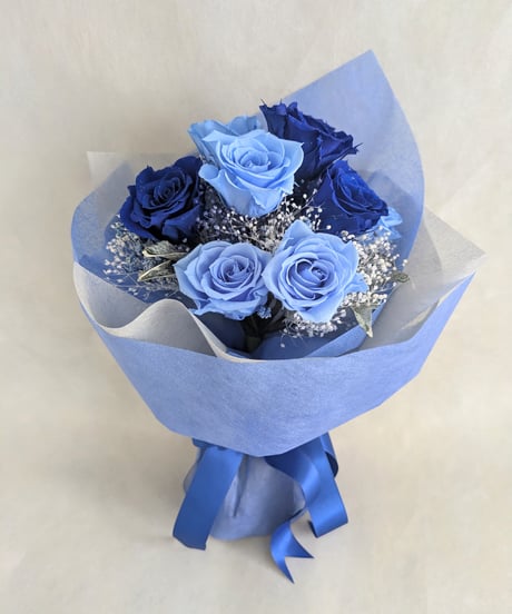 プリザーブドフラワー青い薔薇と水色の薔薇11本とかすみ草の花束／奇跡．神の祝福．夢かなう