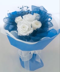 プリザーブドフラワー/白い薔薇5輪とたっぷりブルーオーガンジーリボンのふんわり花束（花束ラッピング）