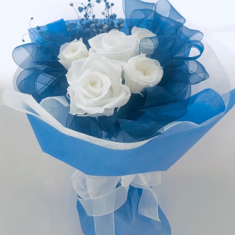 プリザーブドフラワー/白い薔薇5輪とたっぷりブルーオーガンジーリボンのふんわり花束（花束ラッピング）