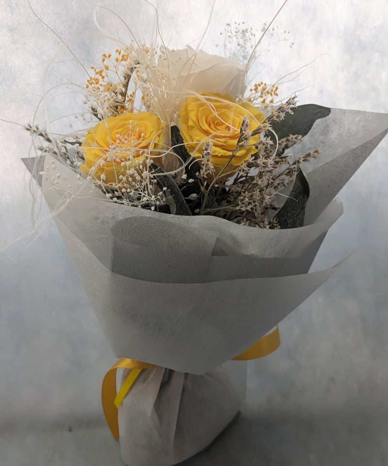 プリザーブドフラワー／大輪イエローホワイトローズと小花の花束柔らか