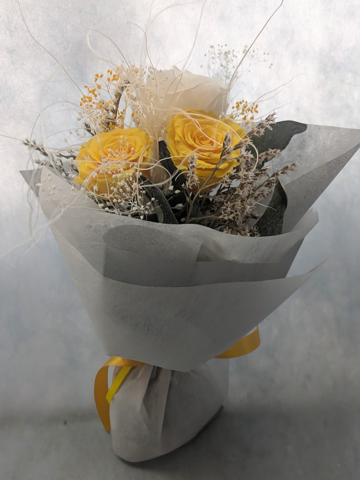 プリザーブドフラワー／大輪イエローホワイトローズと小花の花束柔らか