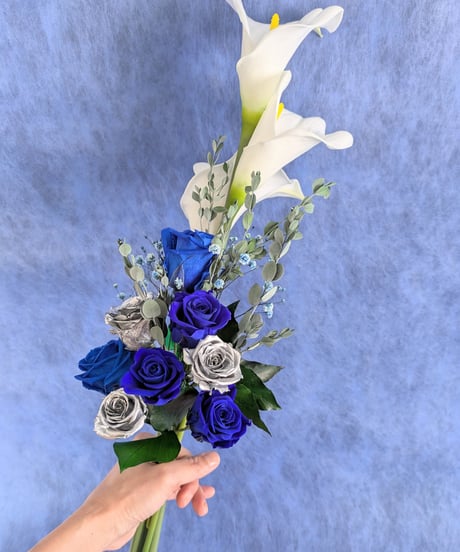 プリザーブドフラワーカラーと青い薔薇のクラッチブーケ(カラーのみ造花)ウエディング