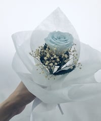 【プリザーブドフラワー／淡いブルーの薔薇とかすみ草のふんわり一輪ラッピング】