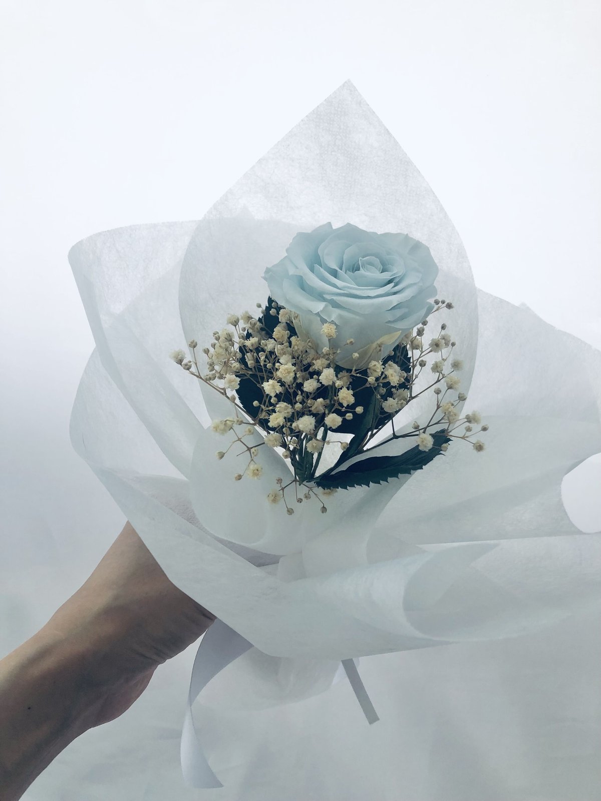 ステンレス製バラ　水色×ハート柄　1輪 プリザーブドフラワー／淡いブルーの薔薇とかすみ草のふんわり一輪